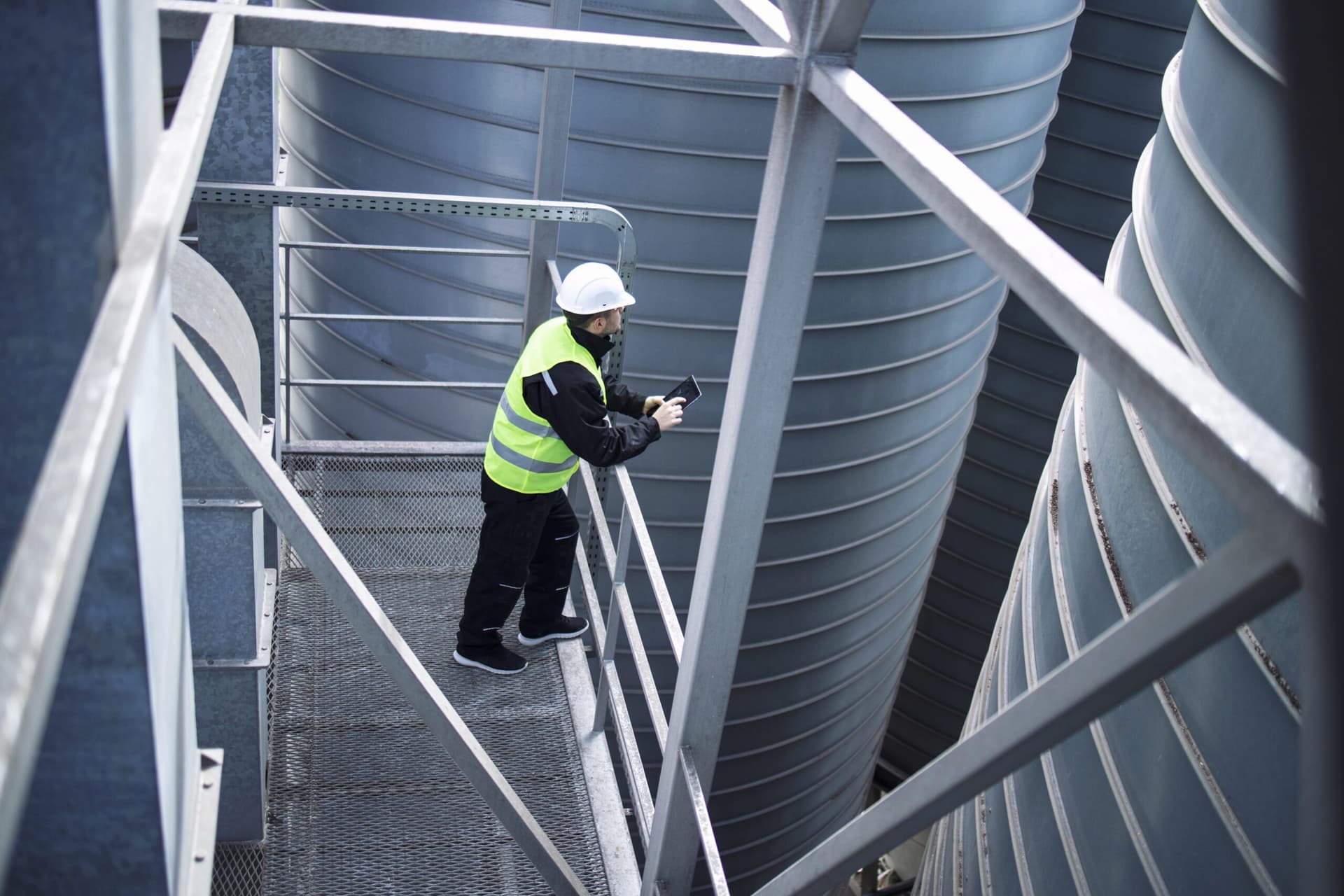 Dubais Oil; Fuel Tank Cleaning: Challenges; Solutions